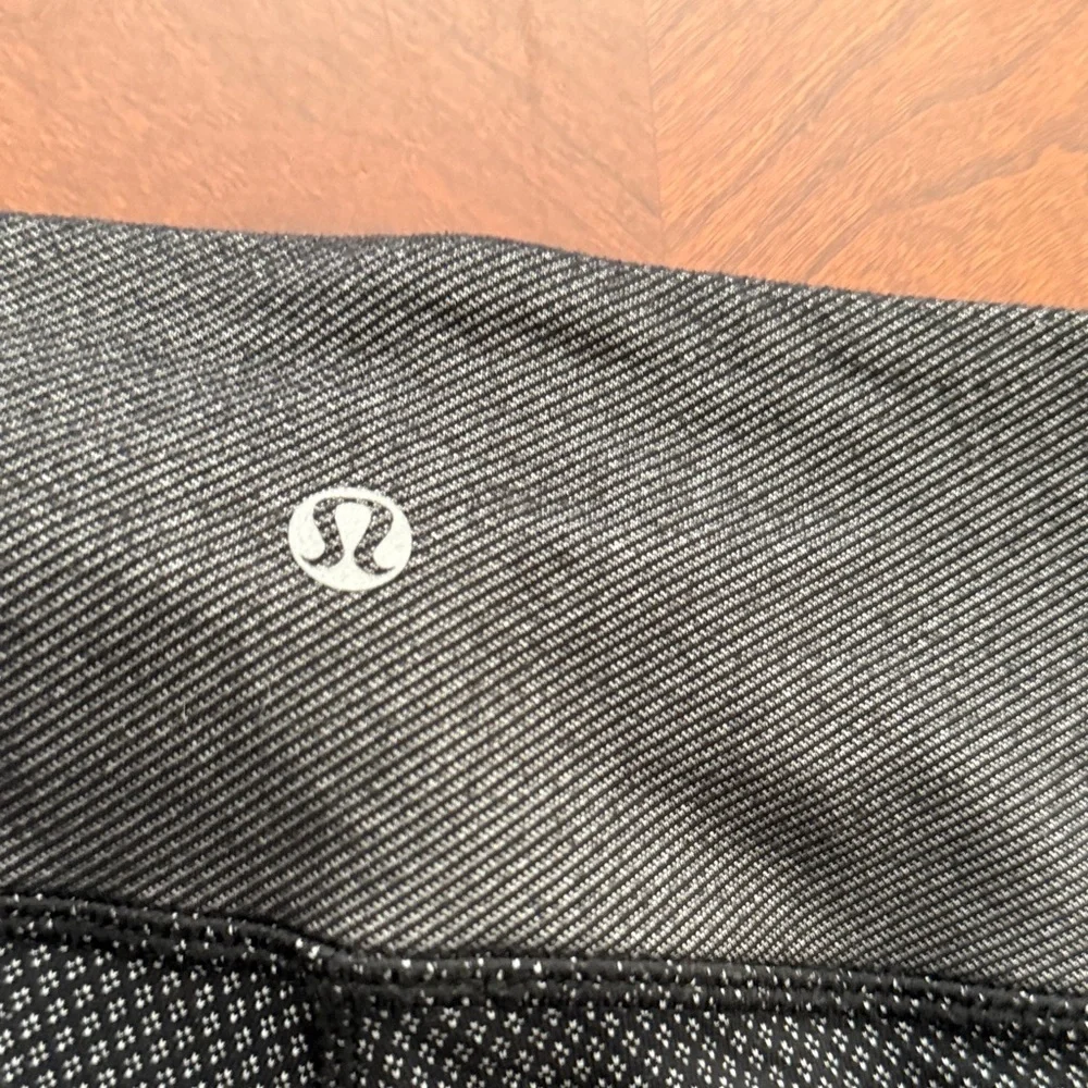 Lululemon Athletica Charcoal and Black Patterned Leggings Sz 8 wunder under crop